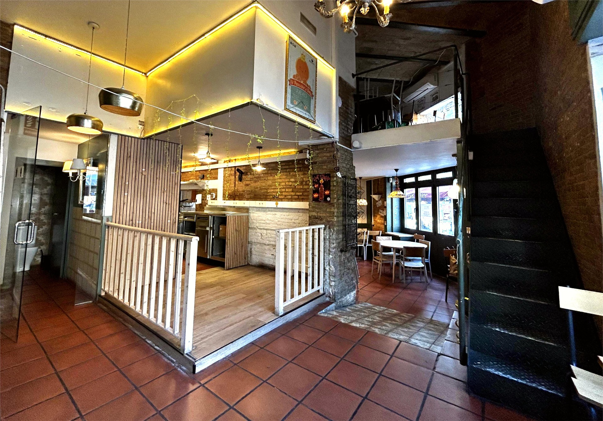 Ref. TR127 Traspaso este espectacular local esquinero con terraza y licencia de actividad C3 en l’Eixample Esquerra, Barcelona.