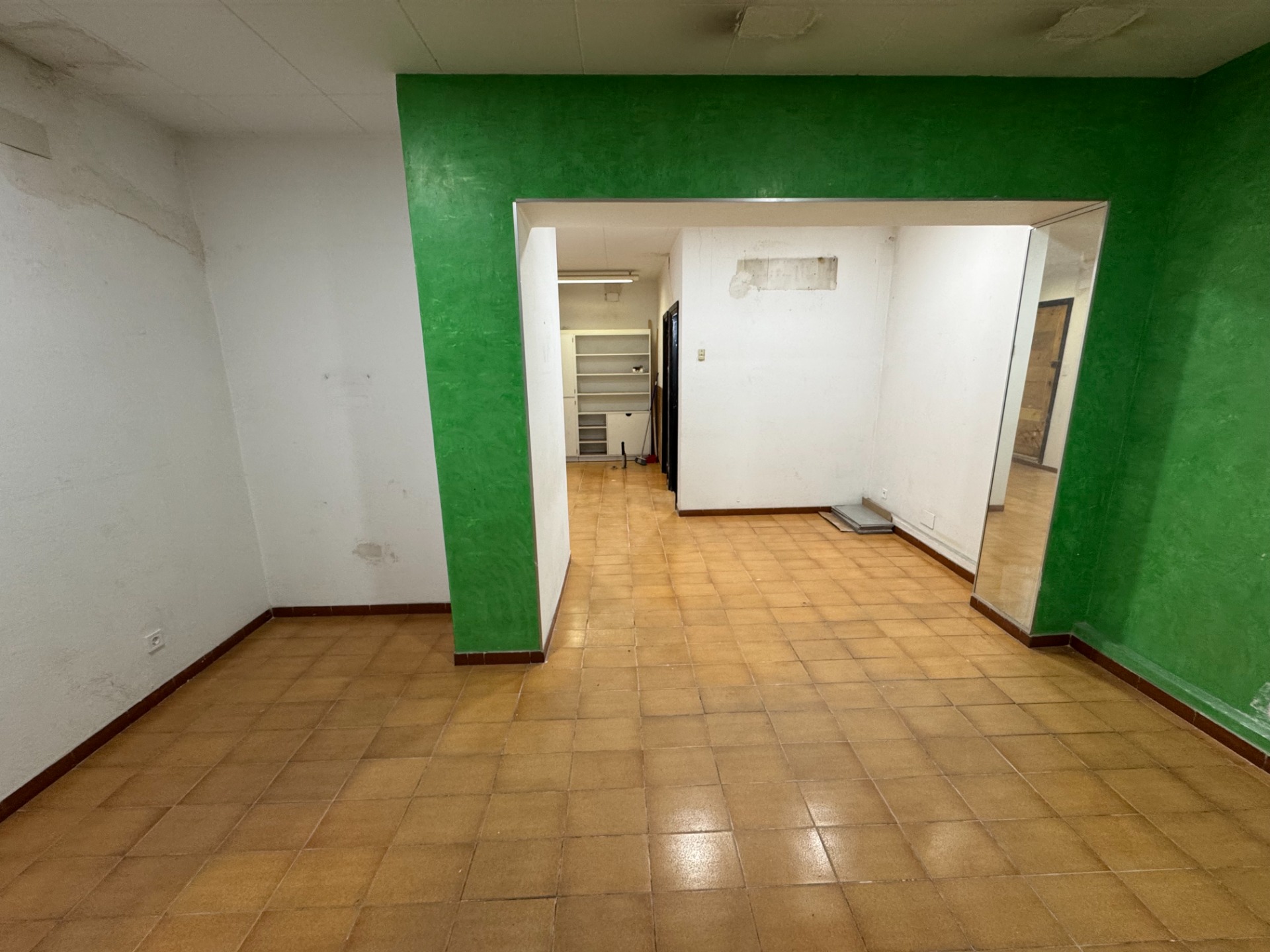 Ref. LV401 Venta de espacioso local comercial de 116 m² distribuidos en dos niveles funcionales en Sagrada Familia Barcelona.