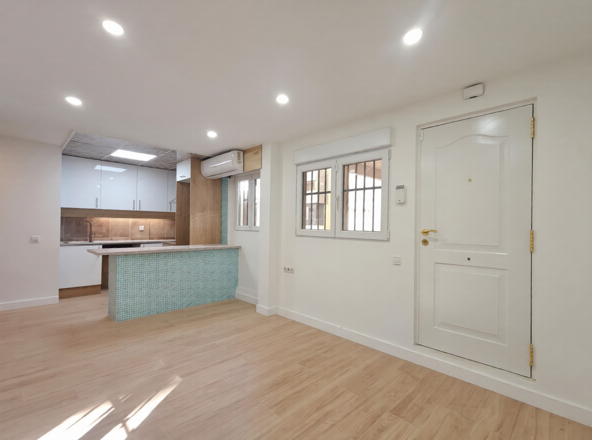 Ref. PV209 Venta de Bajo exterior reformado en Sants (228.000€)