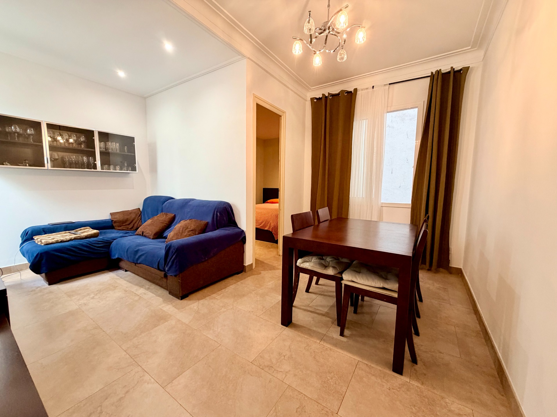 Luminoso piso interior de 3 habitaciones en L'Eixample.